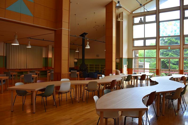 長いテーブルも置かれている上ノ国ワイナリー内部
