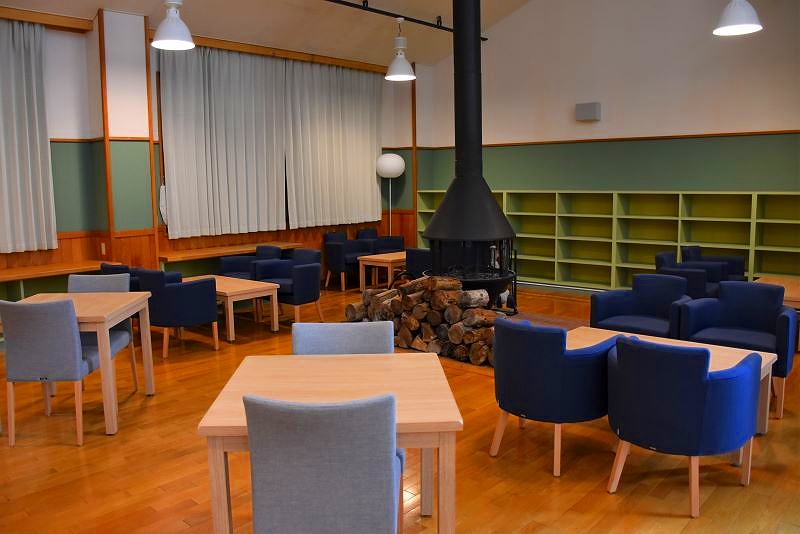 4人掛け、2人掛けの応接セットが配置された上ノ国ワイナリー内部