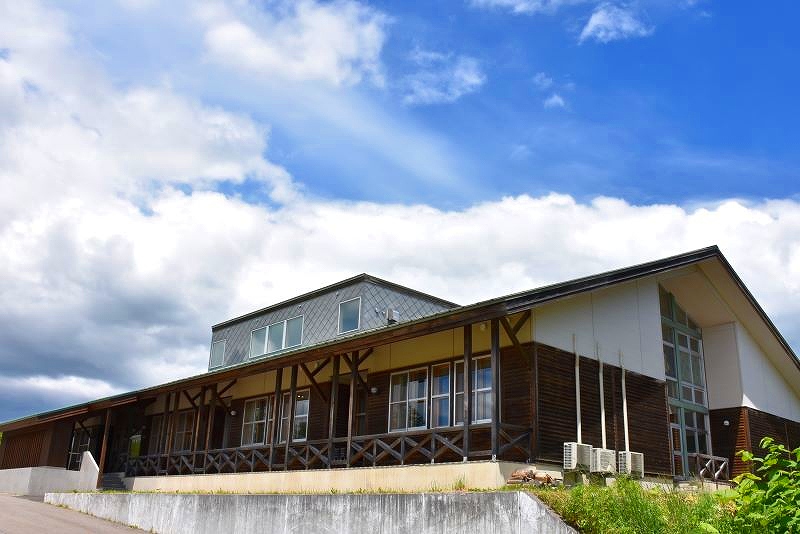 旧湯ノ岱小校舎をリノベーションした上ノ国ワイナリーの外観