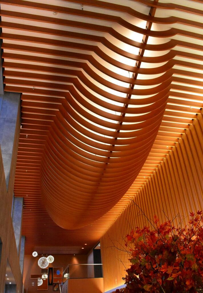 船底をイメージしたセンチュリーマリーナ函館の吹き抜けロビーの天井