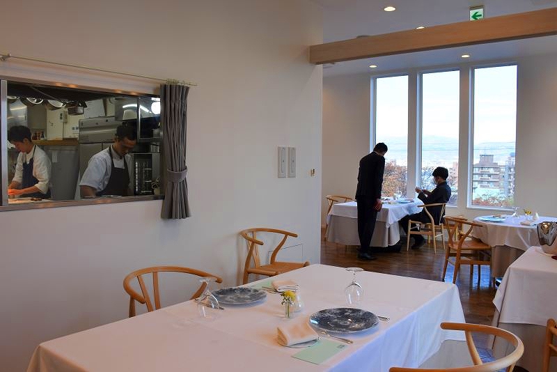 厨房を見ることができる席もある店内