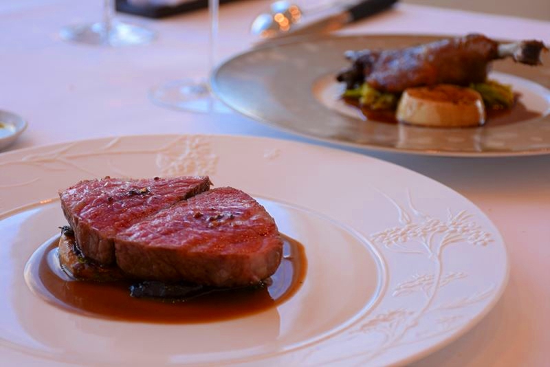 「北斗おぐに牛シンシンのロースト」（手前）と「青森銀の鴨のもの肉コンフィ　フォアグラのフラン添え」