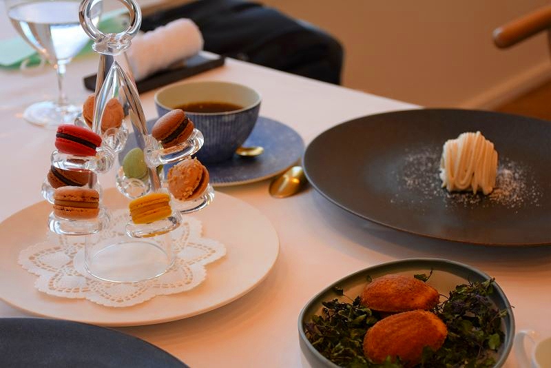 和栗のモンブラン（右奥）をはじめとするデザートたち