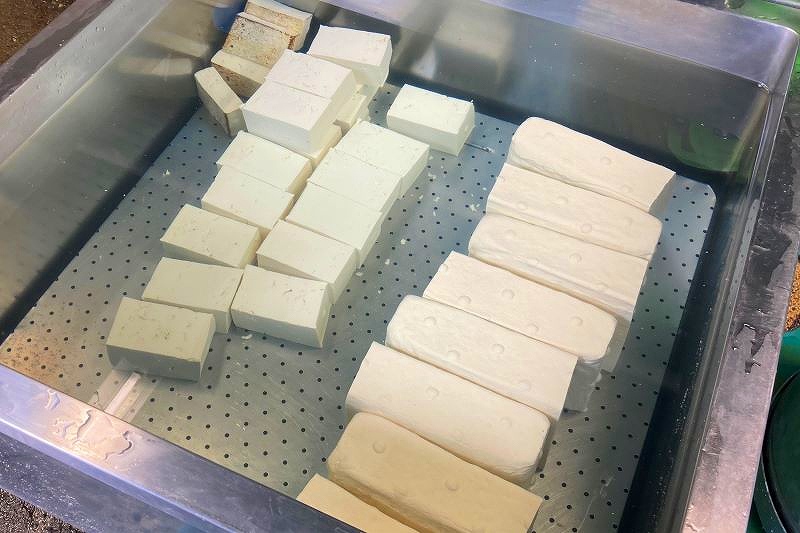 出来上がって水に浸されている、パック放送前の佐々木豆腐店の豆腐