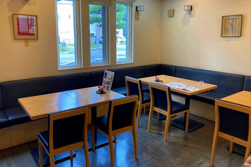 ２００７年に改装した明るい店内