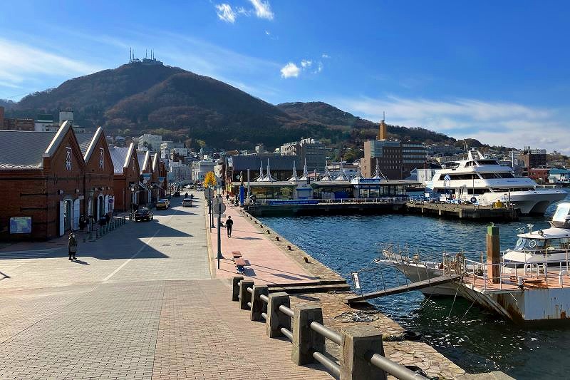 港のそばにレンガ倉庫が並ぶ函館のベイエリア