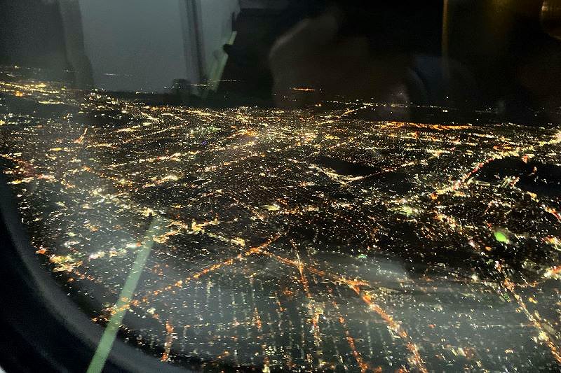 飛行機の窓から眺めた函館の夜景
