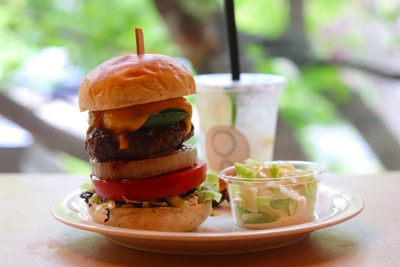 15センチほどの高さがあるという限定メニューのエクスクラメーションバーガー