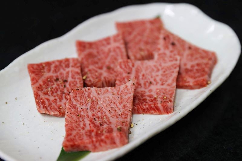 皿のうえに並べられた「ザブトン」