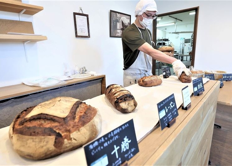 ハード系パンに加え、スコーンなども販売する店内