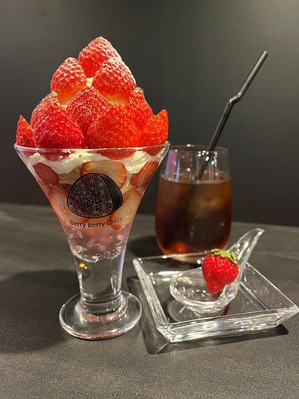 いちごのお通し・ドリンク付きの、Berry Berry Crazy （ベリーベリークレイジー）の看板メニュー「札幌いちごぱふぇ」