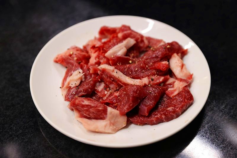 1600円で提供している、皿に盛られた「ヒツジ」