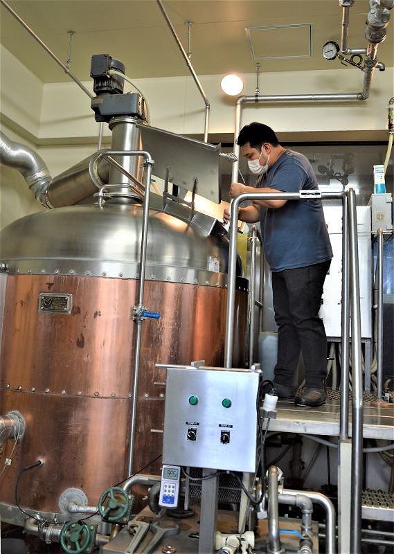 「忽布古丹（ホップコタン）醸造」の発泡酒「エパナ」の仕込み作業