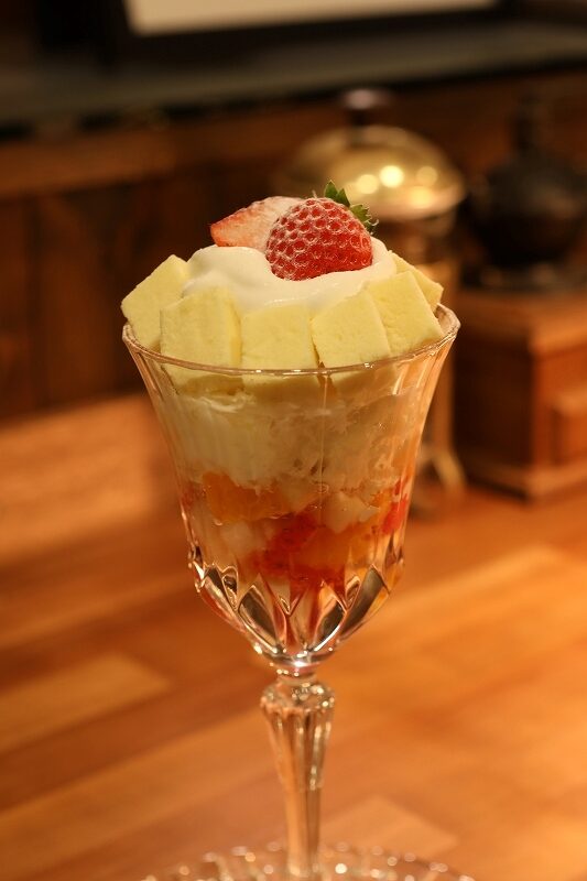 ふわふわのスフレチーズケーキがのった甘味処 デンキ茶房の代表メニュー「チーズケーキとフルーツのパフェ」