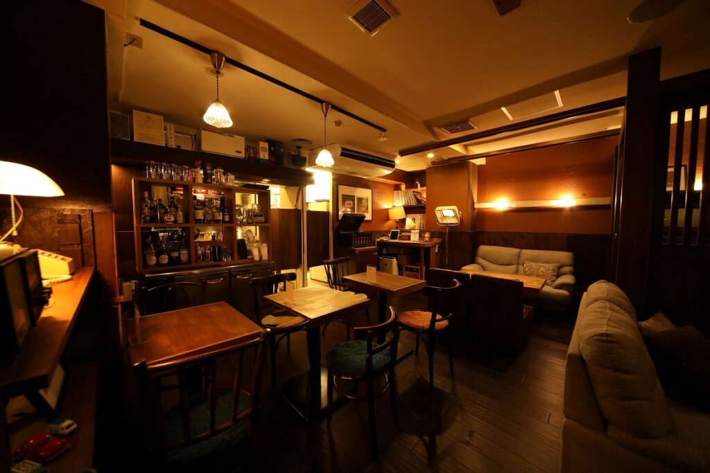 レトロ雑貨が飾られていて、落ち着いた雰囲気の甘味処 デンキ茶房の店内