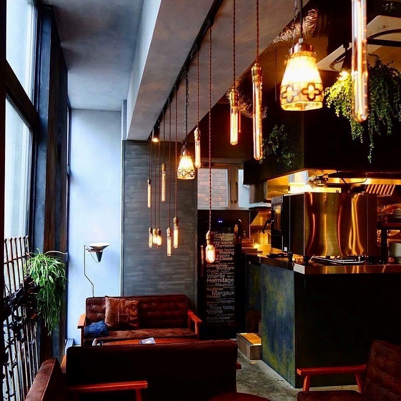 アンティーク調のインテリアを暖色系のライトが照らすINITIAL Sapporo（イニシャル サッポロ）の店内