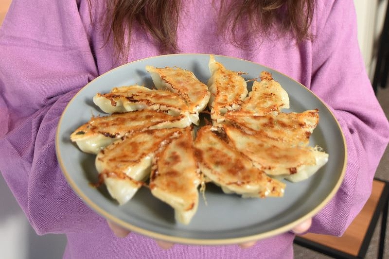 地場食材たっぷりギョーザ＊カミシホロホテル運営会社が開発＊コロナで苦戦　食品加工に活路