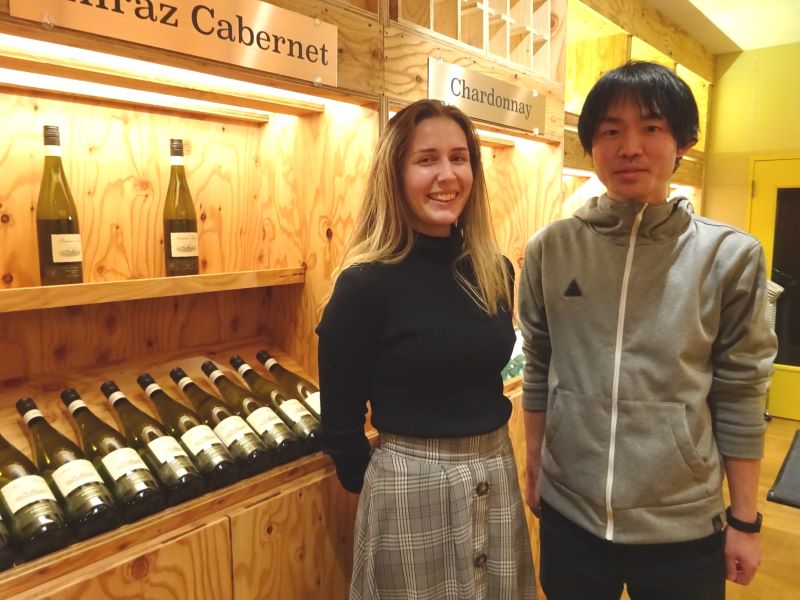 開業準備を進める大手達也さん(右)とテサ・グッドオールさん