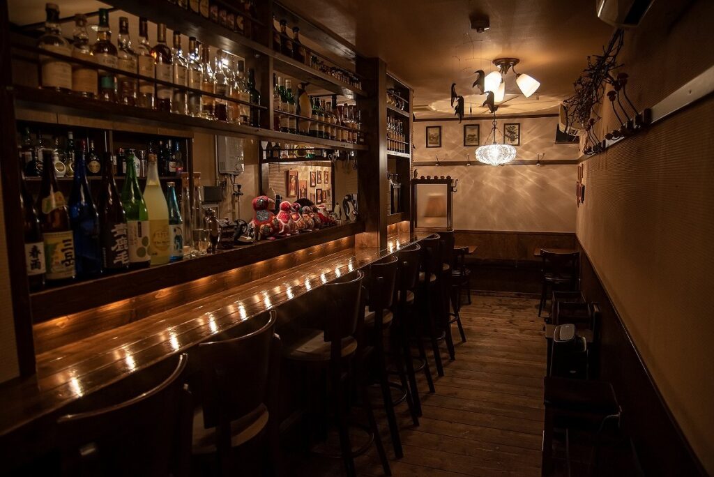 光量を抑えたライティングでバーの風情のバーラー ペンギン堂の店内