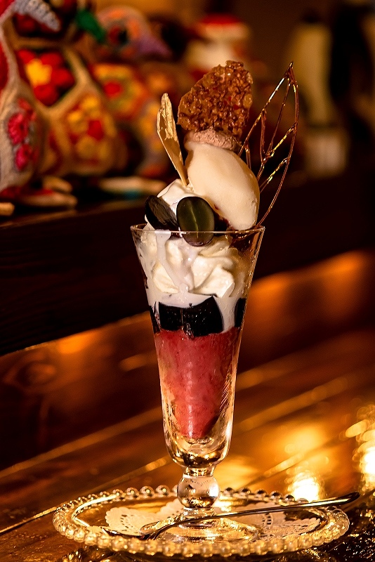 バーラー ペンギン堂の初冬の限定パフェ「洋梨と葡萄のパルフェ」