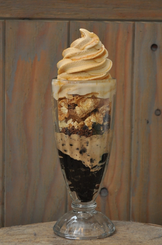 Cafe＆Bar ROGA（ロガ）の通年メニューの「生キャラメルカプチーノパフェ」