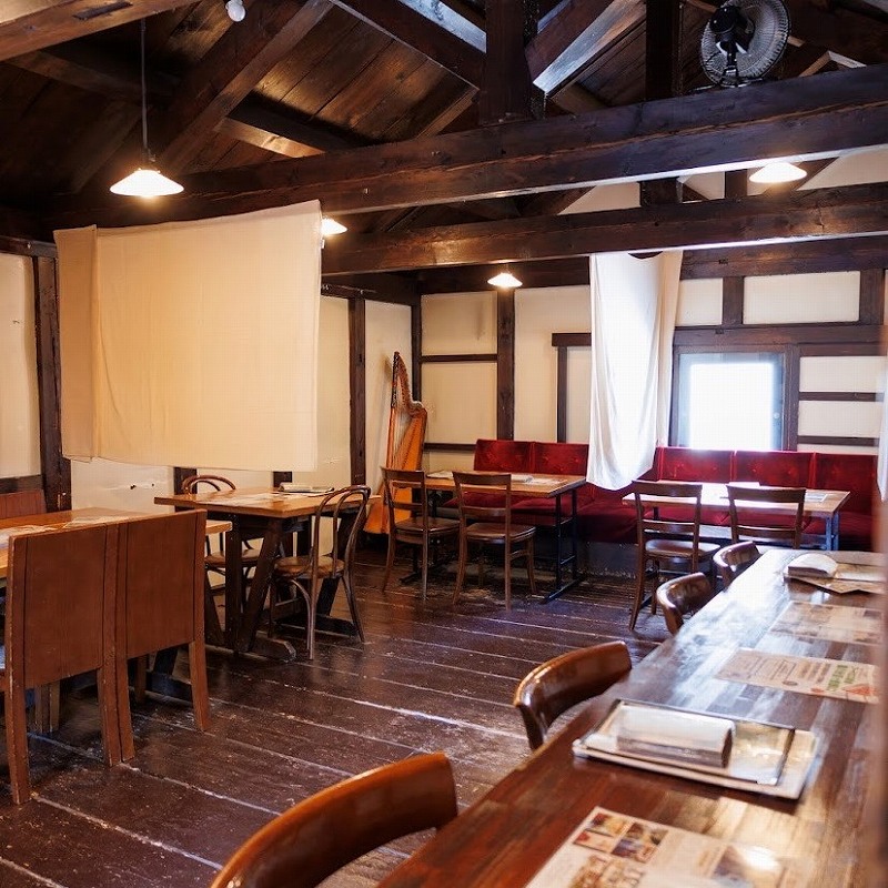 テーブル席のほかカウンター席もあるCafe＆Bar ROGA（ロガ）の2階ホール