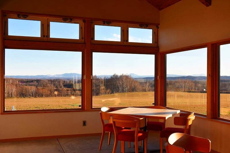 雄阿寒岳、雌阿寒岳を望むロケーション抜群のInfeeld wineryの施設内