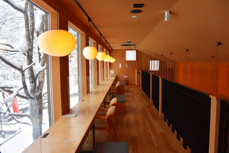 「エクスクラメーションベーカリー」の店内2階席