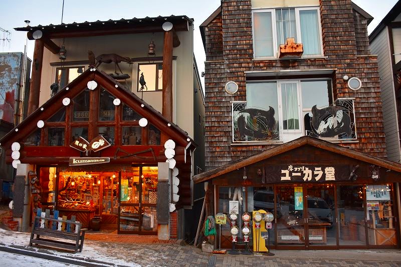 阿寒湖アイヌコタンの民芸品店など