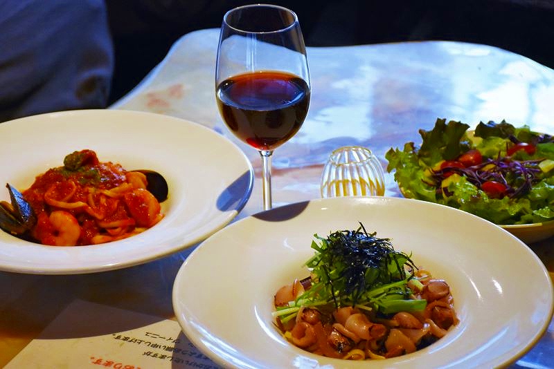 さっぽろ藤野ワイナリーのカフェ&レストラン「ヴィーニュ」が提供しているパスタやサラダなどの料理とワイン