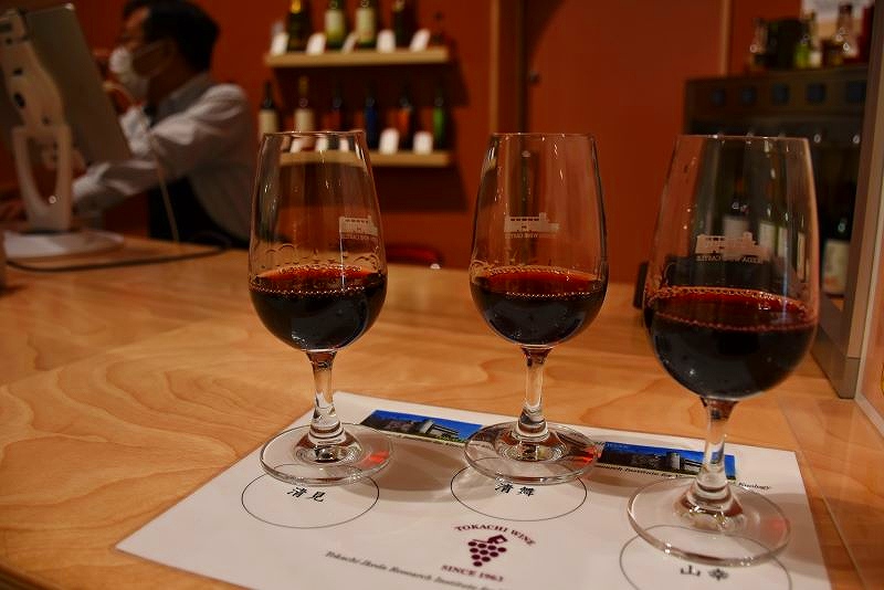 グラスに注がれた十勝ワイン。(右から)山幸、清舞、清見