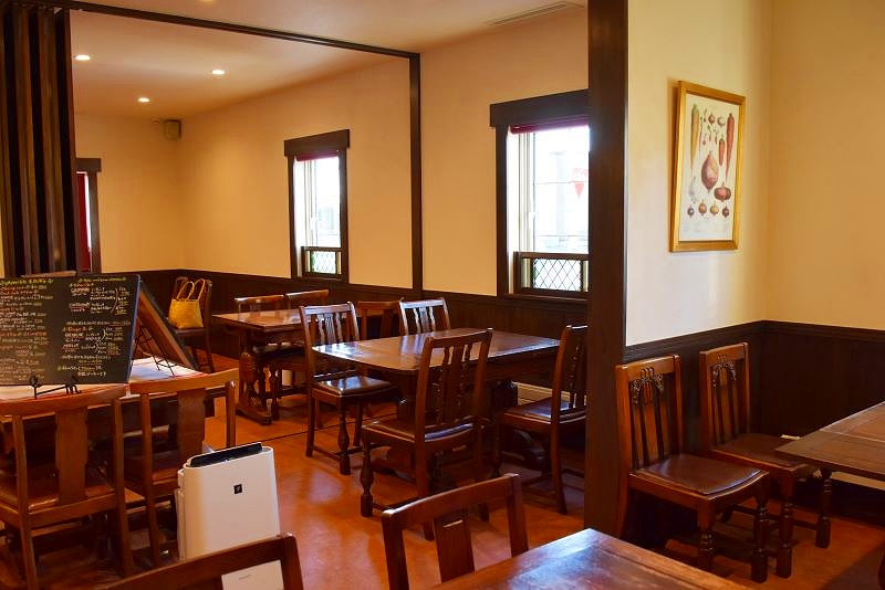 アンティークテーブルが置かれ、温かみのある「ガストーラ」の店内