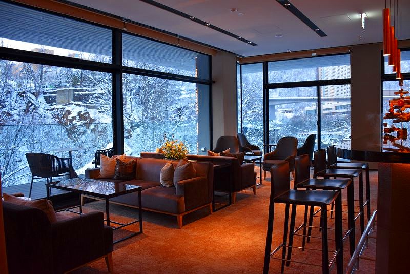 落ち着いた雰囲気のラウンジスペース