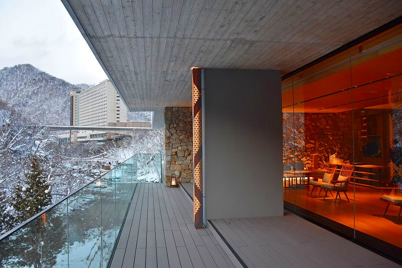 フロントフロアがある「シャレーアイビー定山渓」の3階の外観