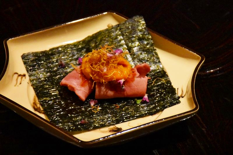 器に敷かれた海苔のうえに盛り付けられた「ワインラム 混飛」