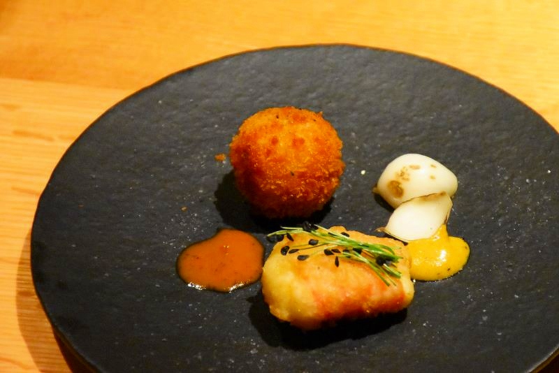 趣のある食器に盛られた「タラバ蟹 ゆり根」