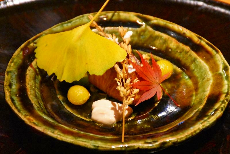 イチョウや紅葉の葉が飾られた「大助燻製 豆腐ソース」