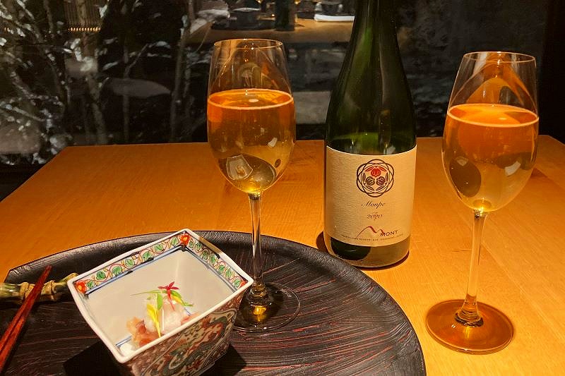 食事とともに味わったワインのボトルワインが注がれた2つのグラス