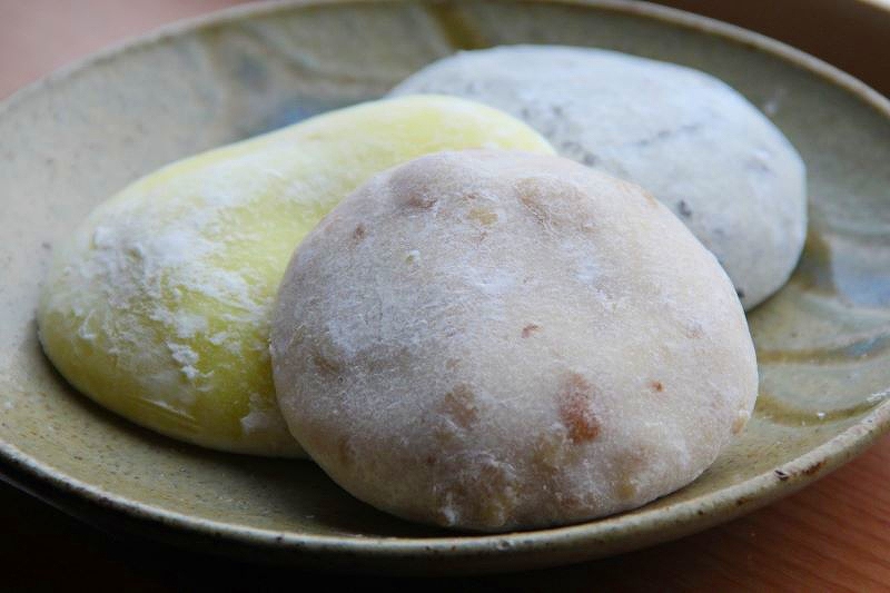 「雷除志ん古(かみなりよけしんこ)」の(手前から時計回りに)くるみ大福、かぼちゃ大福、ごま大福