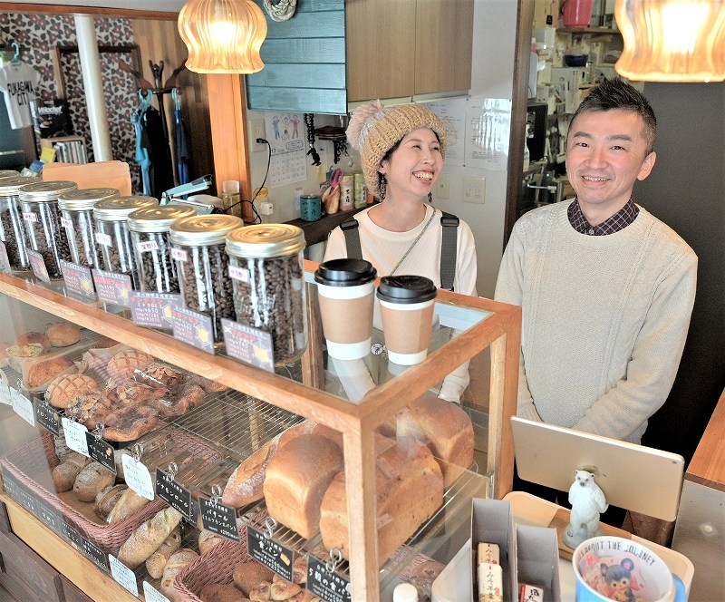 東川町に移転する「ブルーム」を経営する高田琢也さん(右)と里枝さん