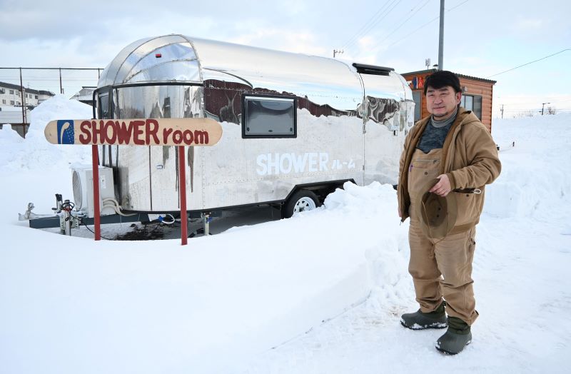 移動可能なシャワールームなども備えた「ＲＶパーク　石狩ＦＩＥＬＤ」を開設した熊谷雅之さん