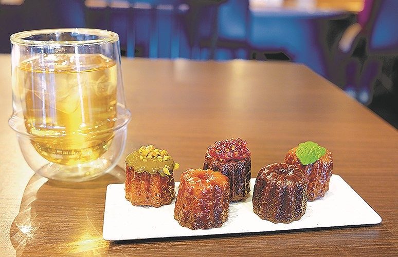 カヌレ５種プレートと深蒸し煎茶とのセット