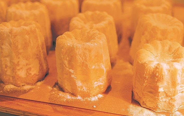 子どもからお年寄りまで食べられるカヌレを目指した、店の看板メニューの「北海道白い牛乳カヌレ」 (420円)