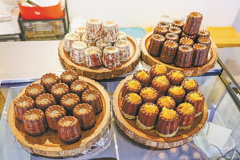 茶葉を練り込んだ紅茶味(手前左)など「北のカヌリエ」のカヌレ各種