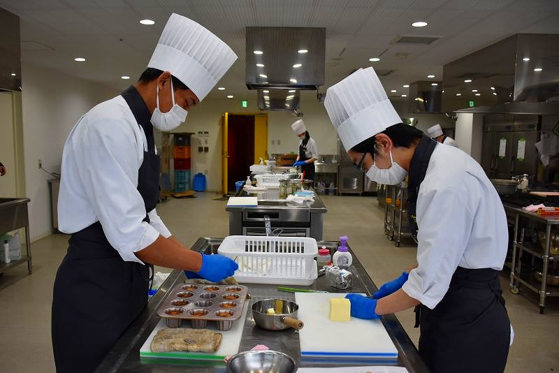 フランスの伝統的焼き菓子「カヌレ」を作る総合調理学科の学院生