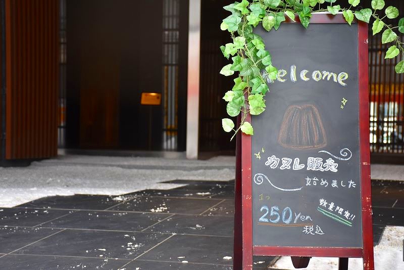 学院生が作るフランスの伝統的焼き菓子「カヌレ」販売をPRする看板