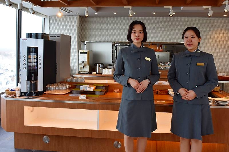 総合ホテル学科２年の上村愛さん（右）と安藝柚香さん