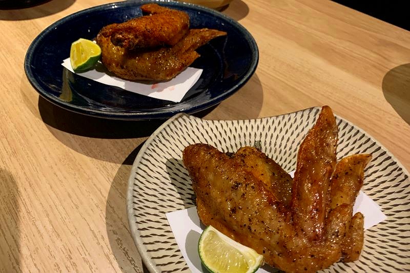 塩味（奥）とモロッコスパイス味の手羽先