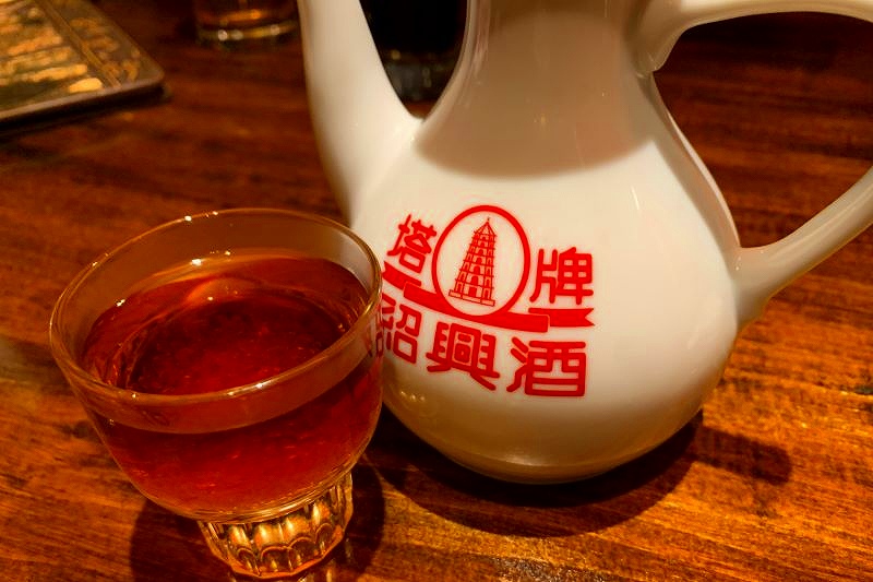 紹興酒の入ったグラスと酒器