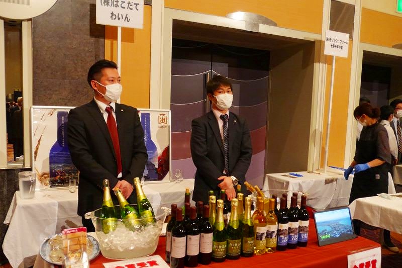 過去に開催された「道産ワインの夕べ」会場のワイナリーごとのブースの様子